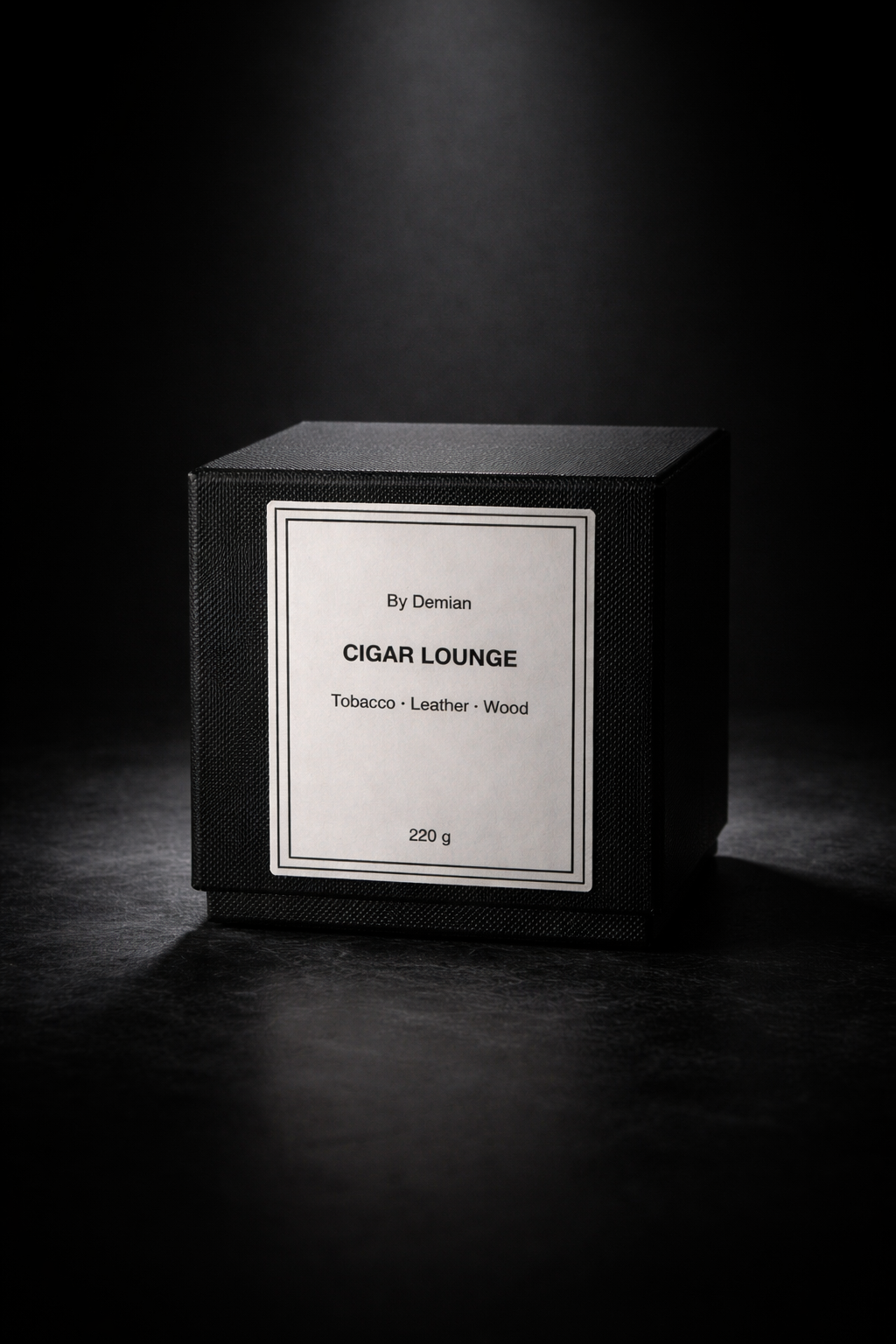 Tobacco, leather and wood in a quiet, masculine blend. Depth without effort.